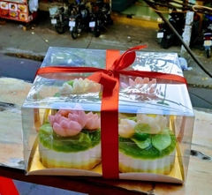 Hộp Nhựa Mika - 4 Bánh Lót Vuông Đế Giấy Vàng - 4 Ngăn 20x20cm Cao 10cm