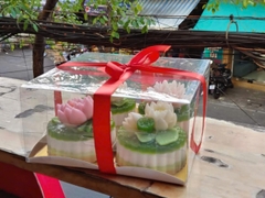 Hộp Nhựa Mika - 4 Bánh Lót Vuông Đế Giấy Vàng - 4 Ngăn 20x20cm Cao 10cm
