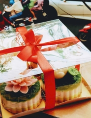 Hộp Nhựa Mika - 4 Bánh Lót Vuông Đế Giấy Vàng - 4 Ngăn 20x20cm Cao 10cm