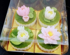 Hộp Nhựa Mika - 4 Bánh Lót Vuông Đế Giấy Vàng - 4 Ngăn 20x20cm Cao 10cm
