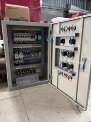 Tủ điện điều khiển quạt và bơm.