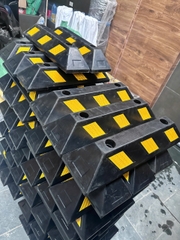 Chặn lùi cao su KT: 550x 150x 100mm