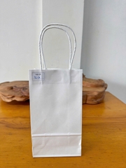 Túi giấy Kraft có quai Màu Trắng - KT: 12x6x22