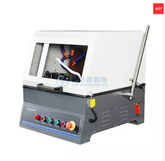 Máy cắt thủ công với lưỡi cưa mài mòn để chuẩn bị mẫu luyện kim.