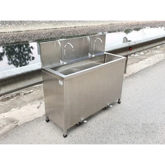 Chậu rửa tay hoặc rửa dụng cụ có vòi đạp chân