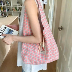 Túi vải đeo vai kẻ caro buộc dâu tâu