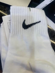 tất NIKE cổ trung loại 1 có màu đen, trắng