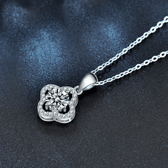 Lucky Clover Halo Necklace | Dây Chuyền Moissanite 2 Carat Round Cut | Sterling Silver 925 | Kèm Giấy Kiểm Định GRA