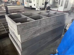 Bàn hàn kích thước 2400x1200mm dùng trong cơ khí chính xác.