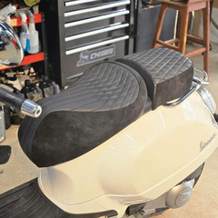 Yên Đôi Vespa Cao Cấp – Màu Đen, Phối Da Lộn _ VESPA-V12-BLACK