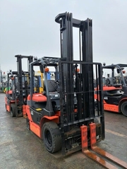 Xe nâng điện ngồi lái 2.5 tấn TOYOTA 40-8FB25 Đời 2021 (Nâng 6.3m - Bình 845Ah)