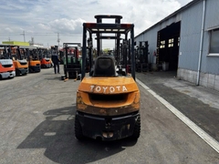 Xe nâng dầu 3 tấn TOYOTA 7FD30 Số Sàn (Đời 2000 - Nâng Cao 4m)