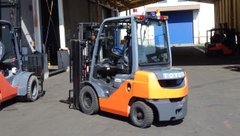 Xe nâng dầu 2.5 tấn TOYOTA 02-8FD25 (Đời 2016 - Kèm Cơ Cấu Đẩy)