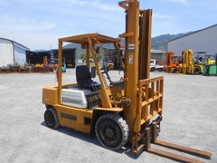 Xe nâng dầu 2.5 tấn KOMATSU FD25-10 số sàn gật gù - 221630