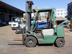 Xe nâng dầu 2 tấn MITSUBISHI FD20 đời 1996 dịch giá