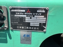 Xe nâng dầu 2.5 tấn MITSUBISHI FD25T đời 2006 chui cont dịch giá