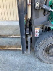 Xe nâng dầu cũ 2.5 tấn MITSUBISHI FD25T Đời 2005 (Chui Container - Dịch Giá)