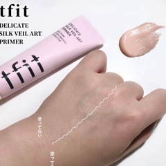 Kem Lót TFIT Delicate Silk Veil Art Primer 30mL có dạng gel mỏng nhẹ, thu nhỏ lỗ chân lông và làm đều màu da