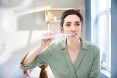 Philips Sonicare ExpertClean 7700 - Kèm Máy Khử Trùng UV Chính Hãng
