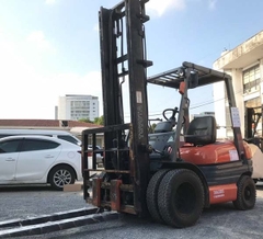 Xe nâng dầu Toyota 6FD25 2,5 Tấn gật gù