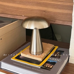 Thiết Kế Đan Mạch Đèn Bàn Hình Nấm Kim Loại