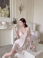 Váy 2 dây chấm bi cổ ren