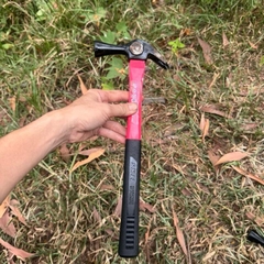 Búa Đóng Đinh Nội Địa Nhật 700g Cán Dài 38cm Đế Có Gân Chống Trượt Cán Bọc Cao Su Êm Ái Thép Rèn Nguyên Khối Bền Bỉ
