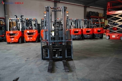 Xe nâng 3.5 tấn chui container
