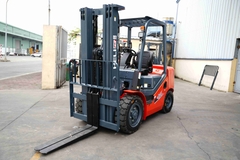 Xe nâng 3.5 tấn chui container