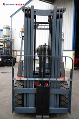 Xe nâng 3.5 tấn chui container