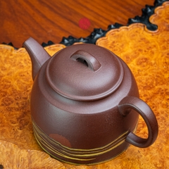 ẤM TRÀ TỬ SA ĐÁY TÀO THANH DÁNG TẦN QUYỀN VẼ HỪNG ĐÔNG ( 270ml )