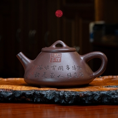 ẤM TRÀ TỬ HUYẾT SA DÁNG THẠCH BIỀU KHẮC CHỮ (250ml)