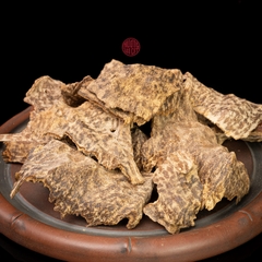 Vụn trầm kiến cao cấp ( giá 50 gram )