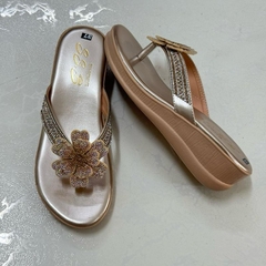 Dép nữ trung niên đế xuồng quai kẹp đính bông xinh, đế xuồng bánh mì cao 5cm, nhẹ êm-T28