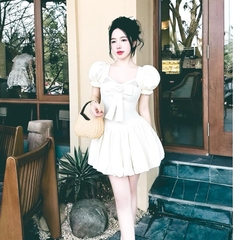 Đầm nữ tay phồng cổ vuông phối ren trang trí hoa trà kèm quần bảo hộ phù hợp cho mọi dịp