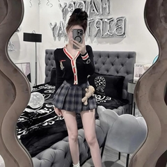 Sét đồ nữ váy caro xếp li áo thun tăm tay dài phối sọc kèm gấu