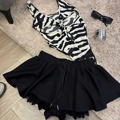 Sét đồ nữ hotrend áo bodysuit vằn ngựa khoét lỗ mix chân váy xòe