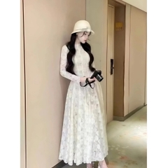 Đầm Dài Trắng kem Sang Trọng Với Chi Tiết Ren Tinh Xảo Phù Hợp Cho Mọi Sự Kiện Sang Trọng