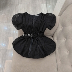 Đầm hoa cổ V thắt hoa eo dáng bồng hottrend, váy cổ V sâu phối ren hoa nổi đính bông eo sang chảnh Hum Fashion