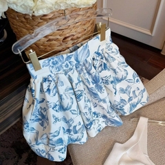 Set áo croptop 2 dây cúp ngực màu trắng phối chân váy xòe hoa loang xanh dương tiểu thư Hum Fashion
