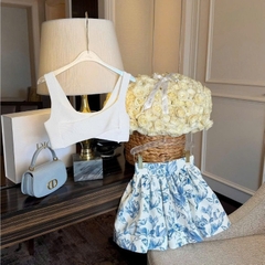 Set áo croptop 2 dây cúp ngực màu trắng phối chân váy xòe hoa loang xanh dương tiểu thư Hum Fashion