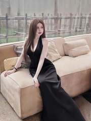 Đầm nữ dáng dài cổ yếm chất lụa tô châu mềm mại tôn dáng cho nàng thanh lịch và tự tin khi mặc
