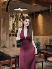 Đầm nữ dáng dài cổ yếm chất lụa tô châu mềm mại tôn dáng cho nàng thanh lịch và tự tin khi mặc