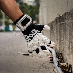 Găng tay thủ môn GKVN Bụi chính hãng, găng bắt bóng chất lượng cao độ dính tốt bắt mặt sân nhân tạo, tự nhiên