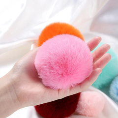 Cục bông gắn chóp mũ hoặc trang trí túi xách