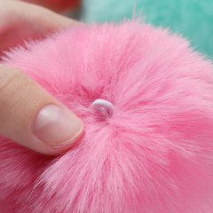 Cục bông gắn chóp mũ hoặc trang trí túi xách