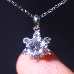 Mặt Dây Hoa 5 Cánh FULL MOISSANITE Viên Chủ 6.5Li - SPE196