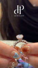 NHẪN FULL MOISSANITE VIÊN CHỦ 9 Ly  – TUYỆT TÁC DÀNH CHO NHỮNG QUÝ CÔ YÊU SỰ TỎA SÁNG - SRE201