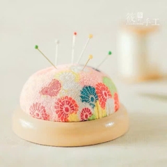 Gối Cắm Kim đế gỗ chắc chắn, màu ngẫu nhiên