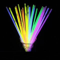 [ĐƯỢC CHỌN MÀU]Combo 100 Que Phát Sáng + Kèm Nút Gắn Làm Vòng Tay Glow Stick, Vòng Tay Dạ Quang Nhiều Màu, Chơi Buổi Tối